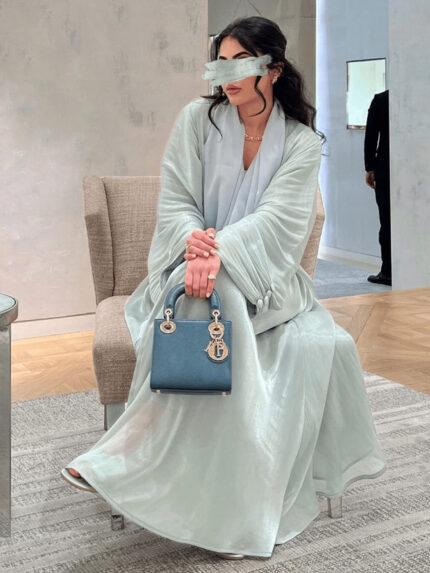عباية بطراز متواضع بتصميم إماراتي أنيق